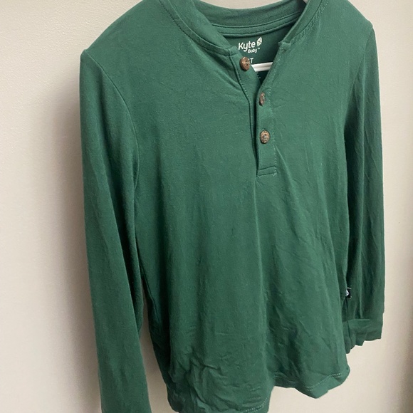 Bamboo Henley 💙2 for 30💙 - Picture 2 of 2